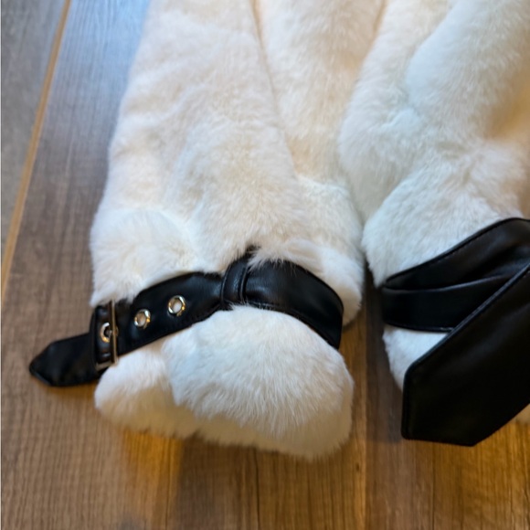 The Akira Label Montego white Faux Fur Biker Jacket Women’s Small NEW - Picture 11 of 16